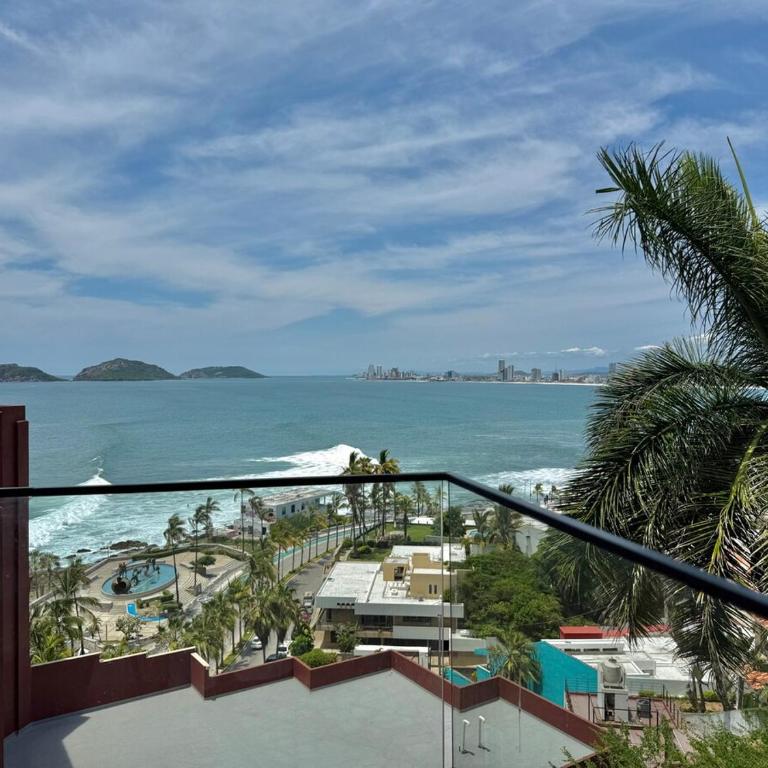 Getaway with Incredible Sea View - Three-Bedroom Apartment - 37