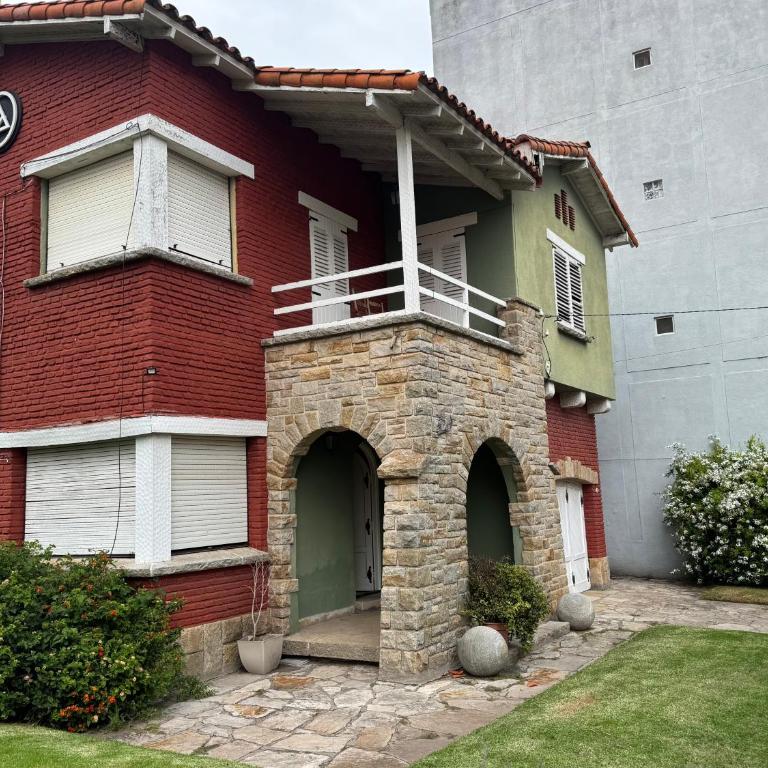 Casa grande en Miramar con parque, quincho y parrilla - Casa de 5 dormitorios - 1