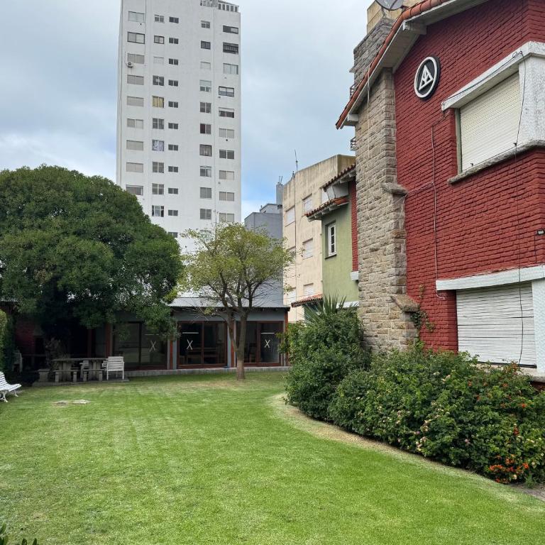 Casa grande en Miramar con parque, quincho y parrilla - Casa de 5 dormitorios - 2