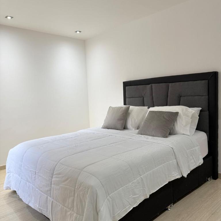 Elegant & Luxurious Apartment in Central Chacao - Three-Bedroom Apartment - 18