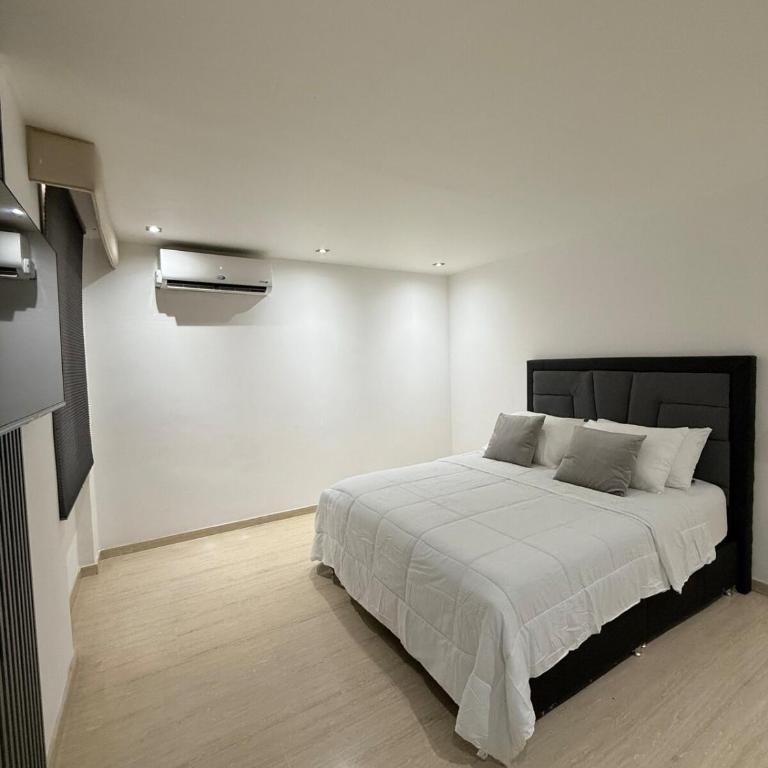 Elegant & Luxurious Apartment in Central Chacao - Three-Bedroom Apartment - 21