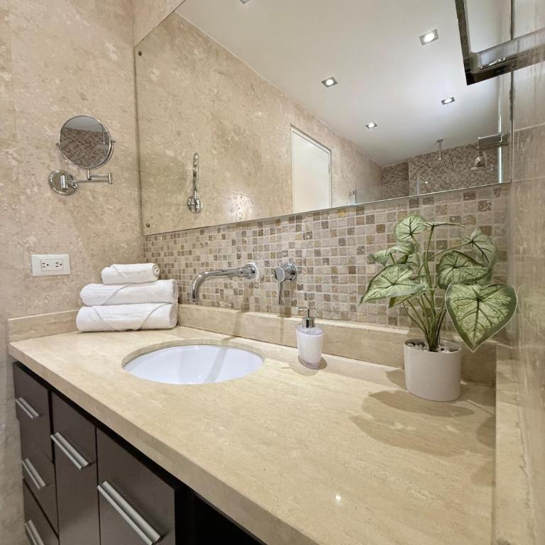 Elegant & Luxurious Apartment in Central Chacao - Three-Bedroom Apartment - 36