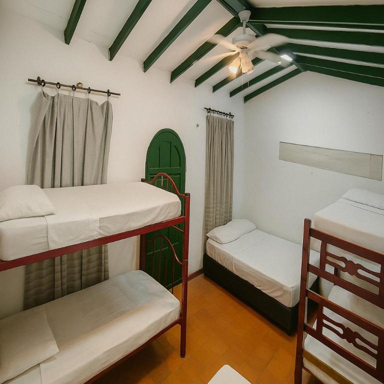 Hotel Rodadero Casa Paula - Family Room with Balcony - 7