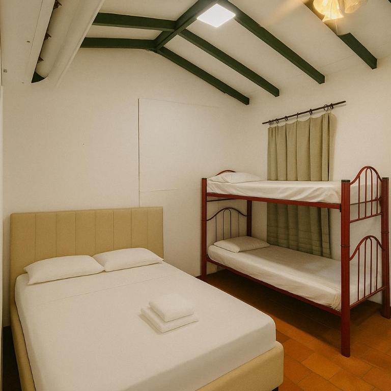 Hotel Rodadero Casa Paula - Family Room with Balcony - 6