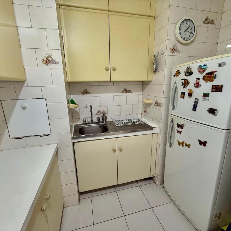 Beautiful and family-friendly on San Martin Avenue - Apartment - 24