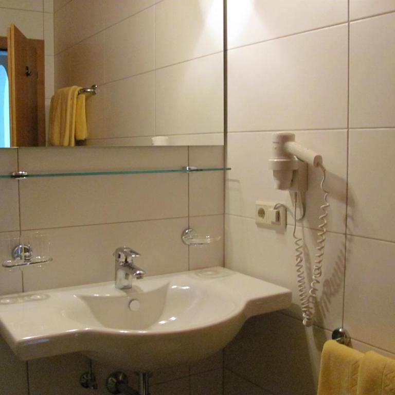 Hotel Landhaus Zillertal - Doppelzimmer mit Balkon - 5