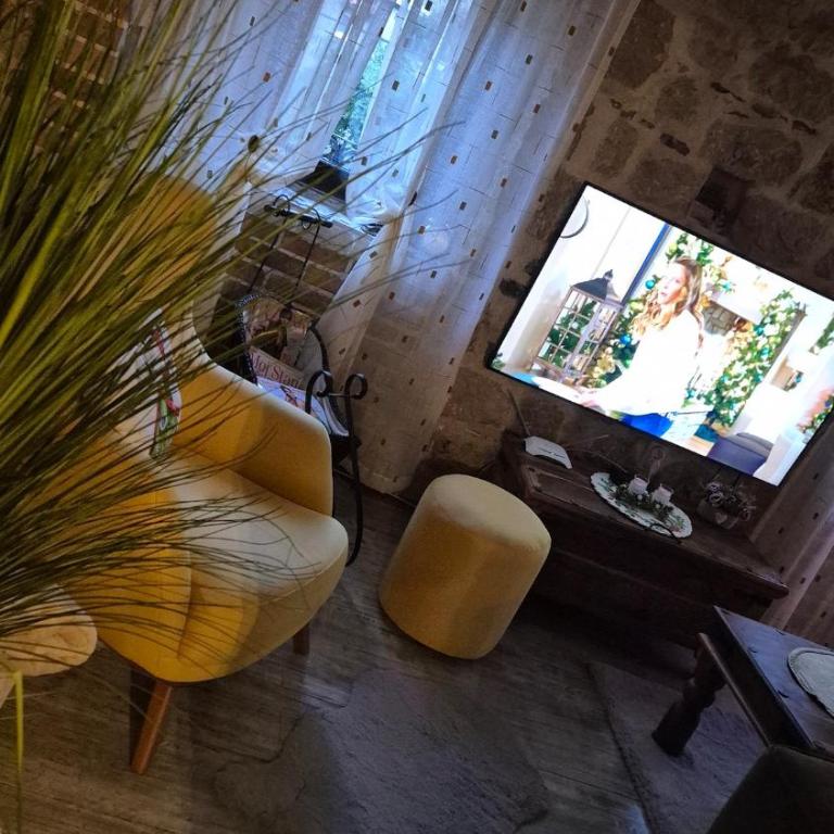 Cheerful three bedroms house with free parking - Three-Bedroom Villa - 23