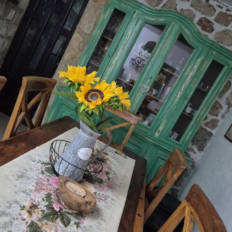 Cheerful three bedroms house with free parking - Three-Bedroom Villa - 24
