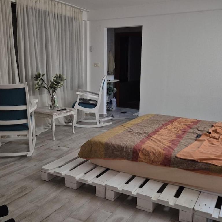 Cheerful three bedroms house with free parking - Three-Bedroom Villa - 30