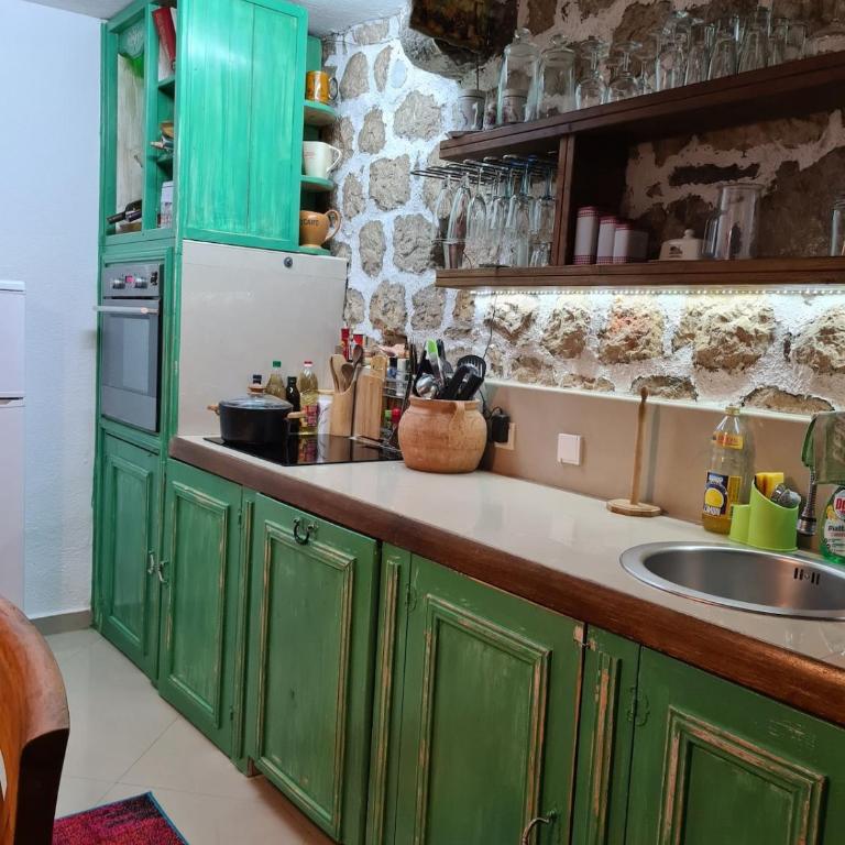 Cheerful three bedroms house with free parking - Three-Bedroom Villa - 34