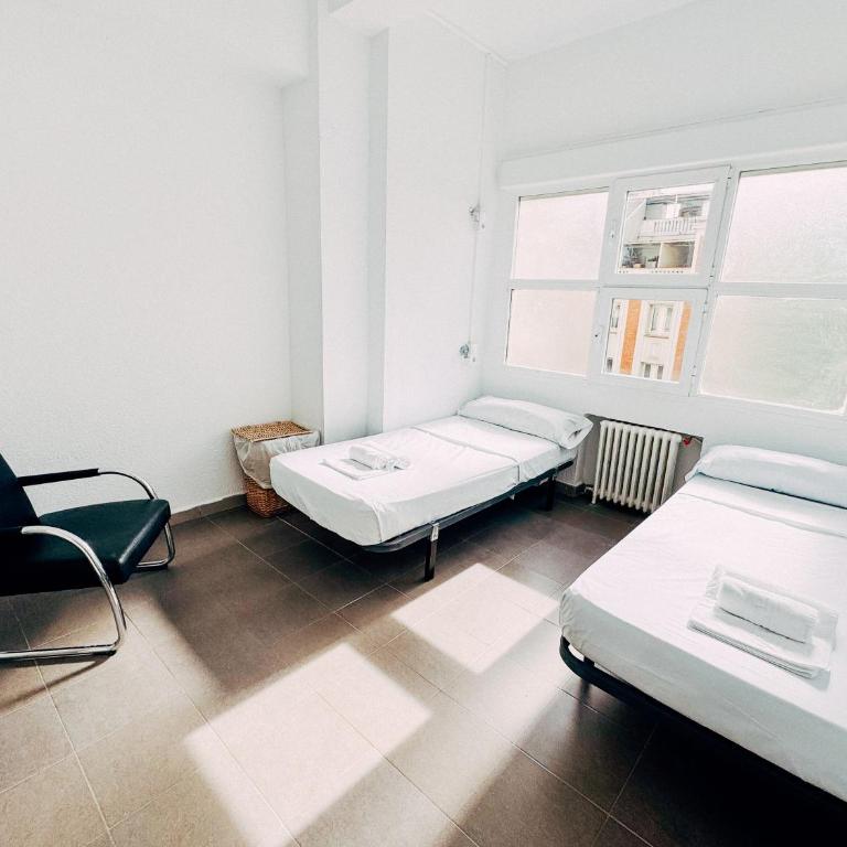 MadVibes Hostel Gran Vía - Twin Room with Private Bathroom - 1