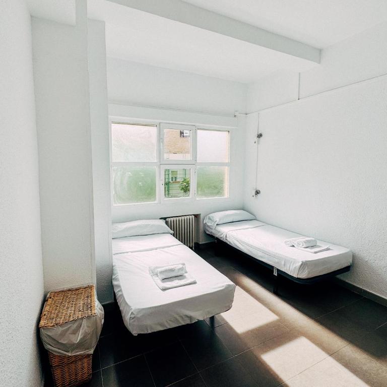 MadVibes Hostel Gran Vía - Twin Room with Private Bathroom - 2