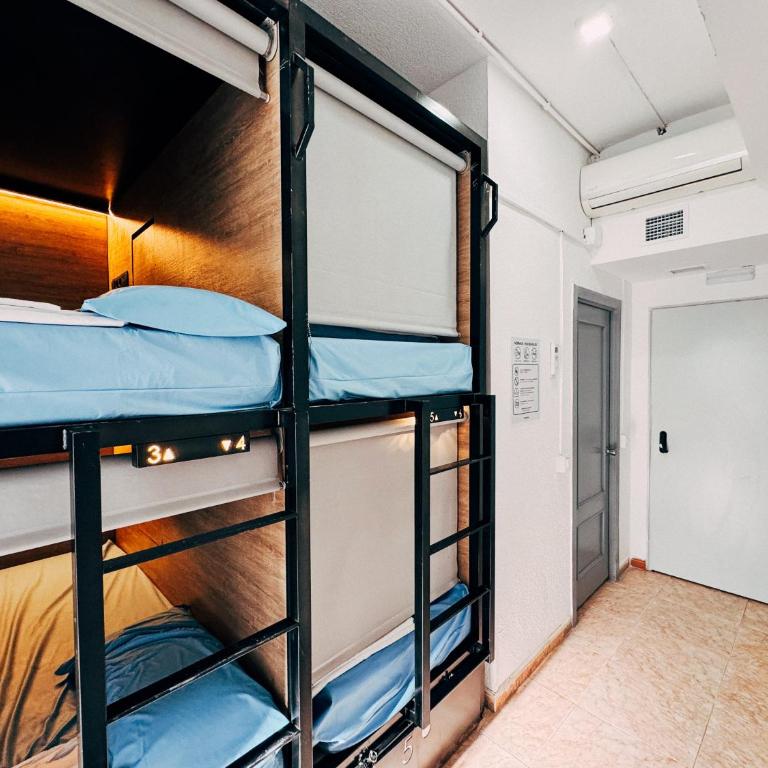MadVibes Hostel Gran Vía - Bed in 4-Bed Mixed Dormitory Room with Private Bathroom - 1