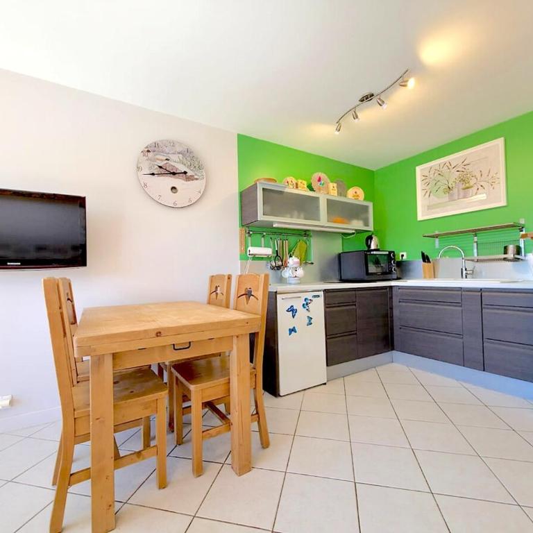 Grand T2 lumineux avec parking - 4 personnes - Appartement 1 Chambre - 11