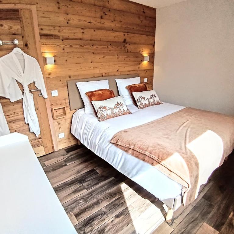 Chez Léon Jacuzzi et sauna - Three-Bedroom Apartment - 15