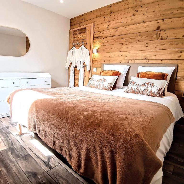 Chez Léon Jacuzzi et sauna - Three-Bedroom Apartment - 16