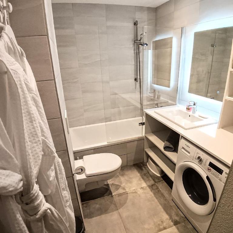 Chez Léon Jacuzzi et sauna - Three-Bedroom Apartment - 22