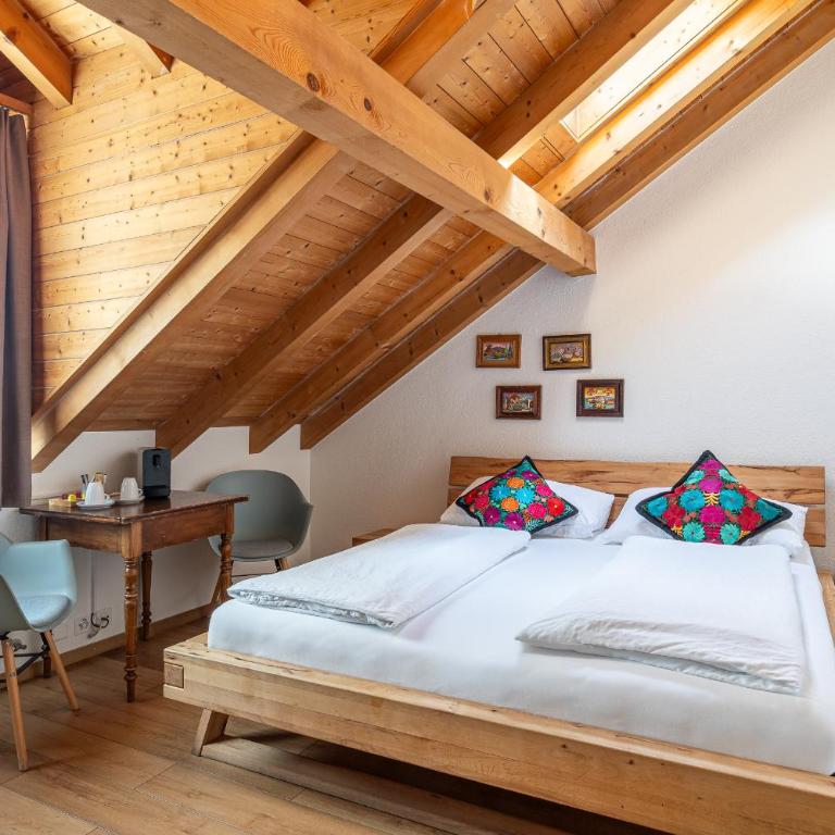 Hotel Blume Interlaken - Budget Doppelzimmer mit Gemeinschaftsbad - 1
