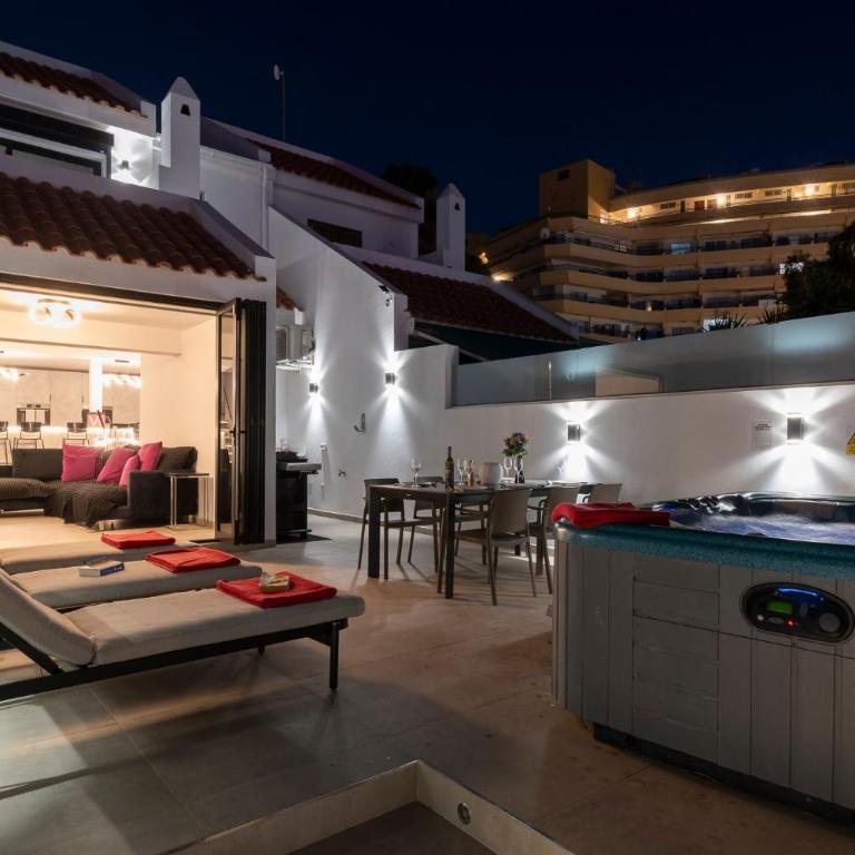 Modern 3 Bedroom Villa with Hot Tub in Costa Adeje - Villa de 3 dormitorios - 2