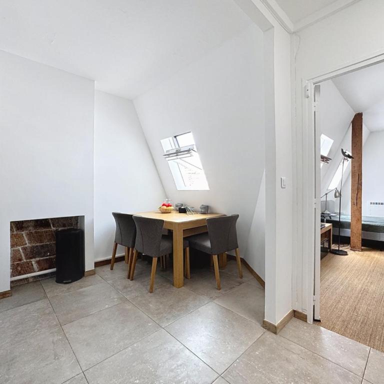 Golden Triangle Attic - Elegant Retreat with WiFi near George V - One-Bedroom Apartment - 7