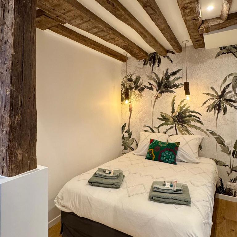 Elevator - Bright 1BR in the heart of hip Paris, Montorgueil - One-Bedroom Apartment - 7
