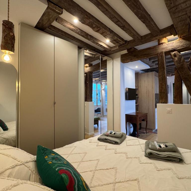Elevator - Bright 1BR in the heart of hip Paris, Montorgueil - One-Bedroom Apartment - 8