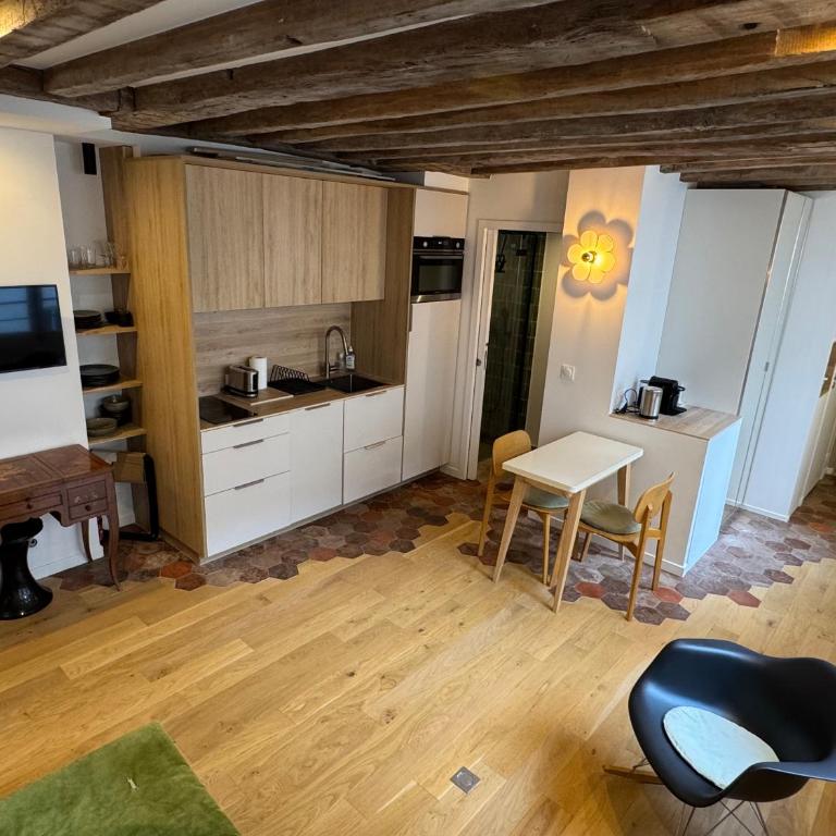 Elevator - Bright 1BR in the heart of hip Paris, Montorgueil - One-Bedroom Apartment - 5