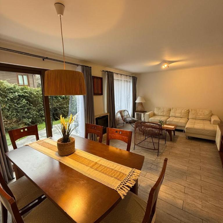 Casa familiar en Pucón cómoda y bien ubicada - Three-Bedroom House - 1