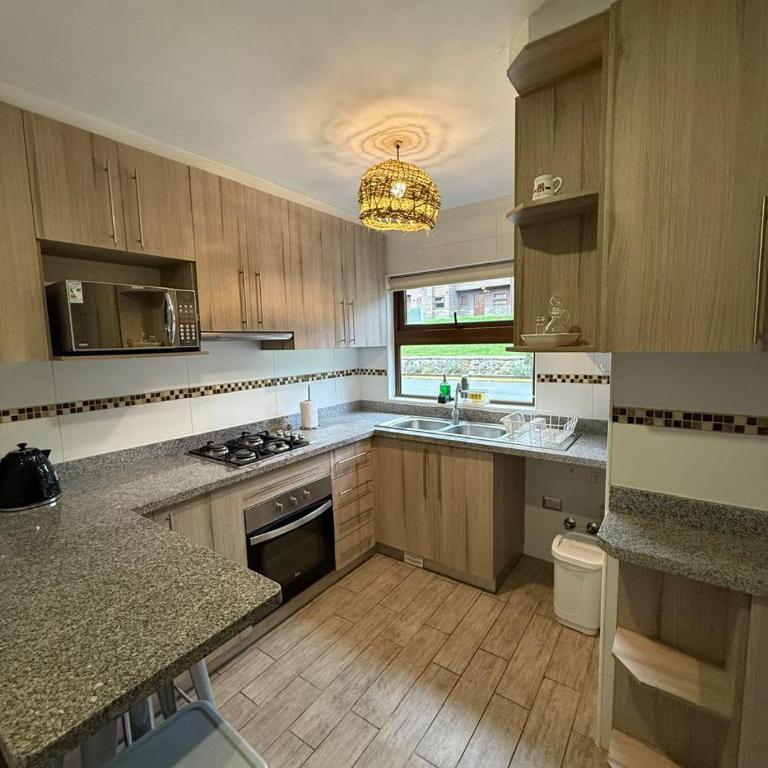 Casa familiar en Pucón cómoda y bien ubicada - Three-Bedroom House - 17
