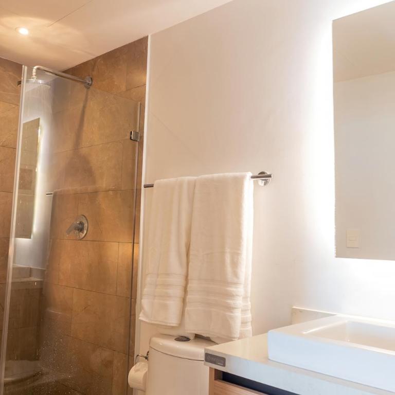 It Beach Condo - Two-Bedroom Apartment with Balcony and Sea View - 16