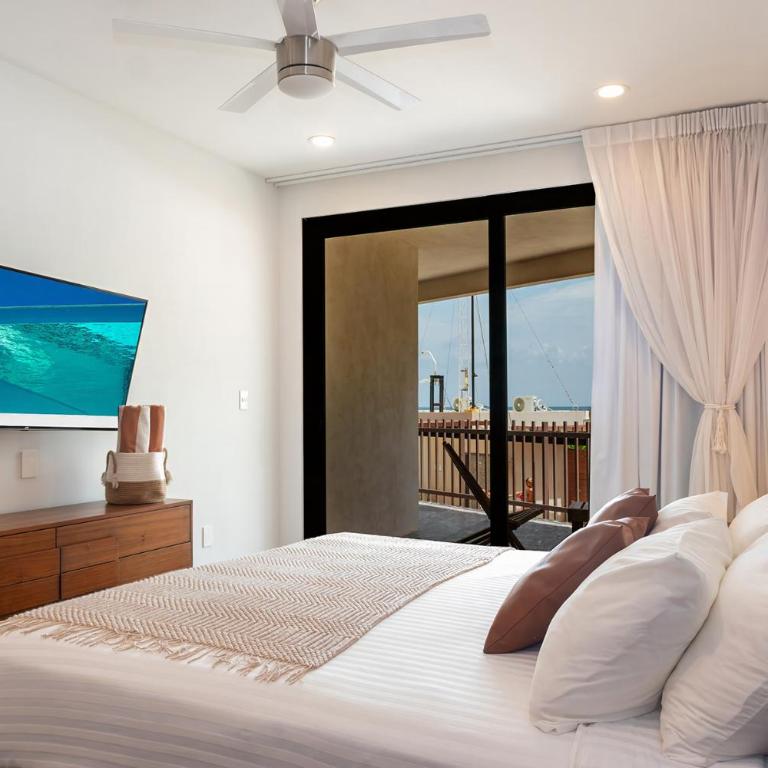 It Beach Condo - Two-Bedroom Apartment with Balcony and Sea View - 17
