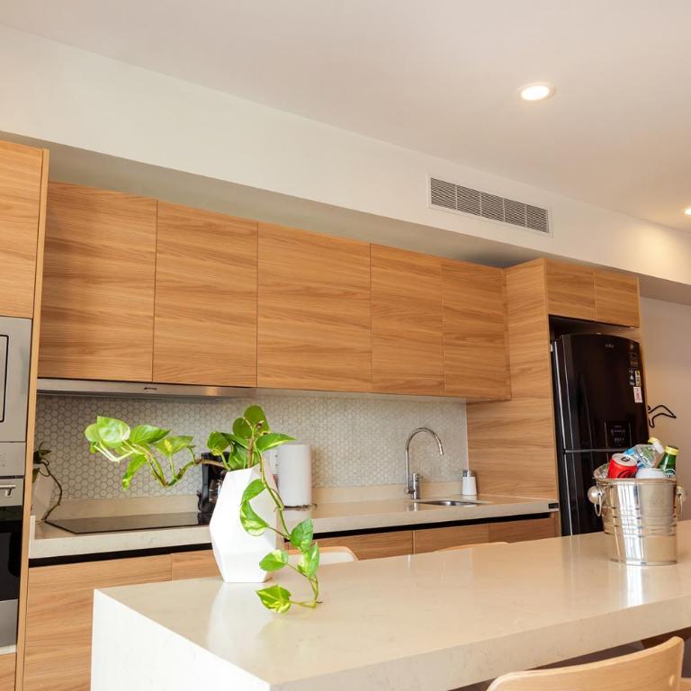 It Beach Condo - Two-Bedroom Apartment with Balcony and Sea View - 21