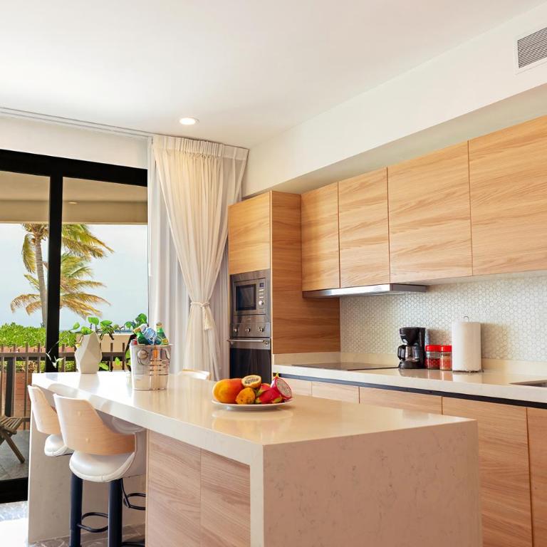 It Beach Condo - Two-Bedroom Apartment with Balcony and Sea View - 22