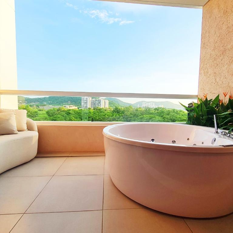 Modern Suite Jacuzzi Steps to Beach and Breathtaking Nature View in Bello Horizonte - Apartamento de 1 dormitorio con bañera de hidromasaje - 7