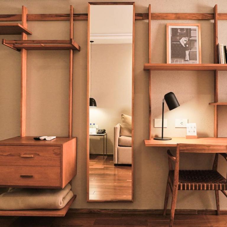 AQ Tailored Suites - Deluxe King Suite - 17