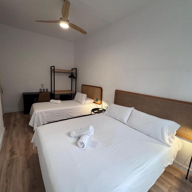 Calma House Barcelona - Double Room with Extra Bed - 11
