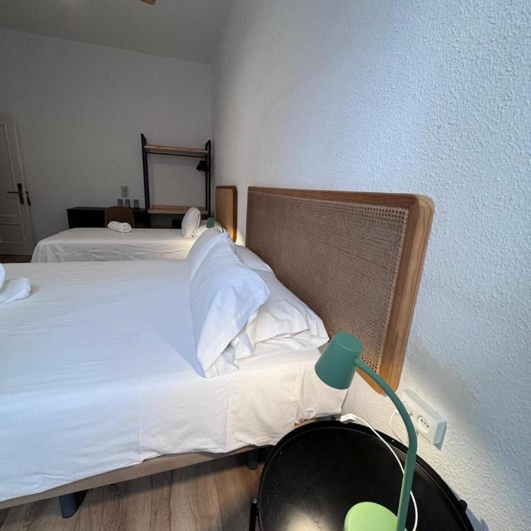 Calma House Barcelona - Double Room with Extra Bed - 13