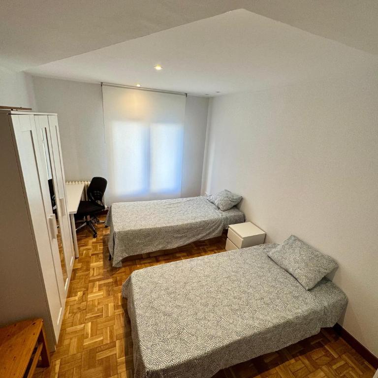 Apartamento Vacacional Pamplona - Three-Bedroom Apartment with View - 5