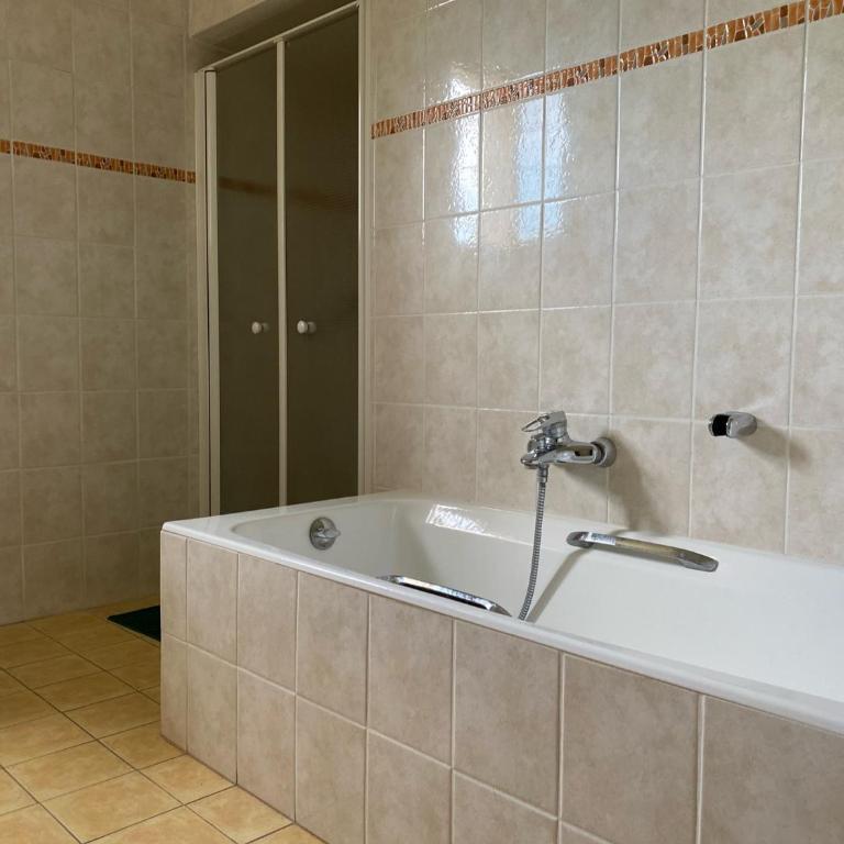 Villa 10 mins a pieds du centre de L Isle sur la Sorgue - Four-Bedroom Vacation Home - 19