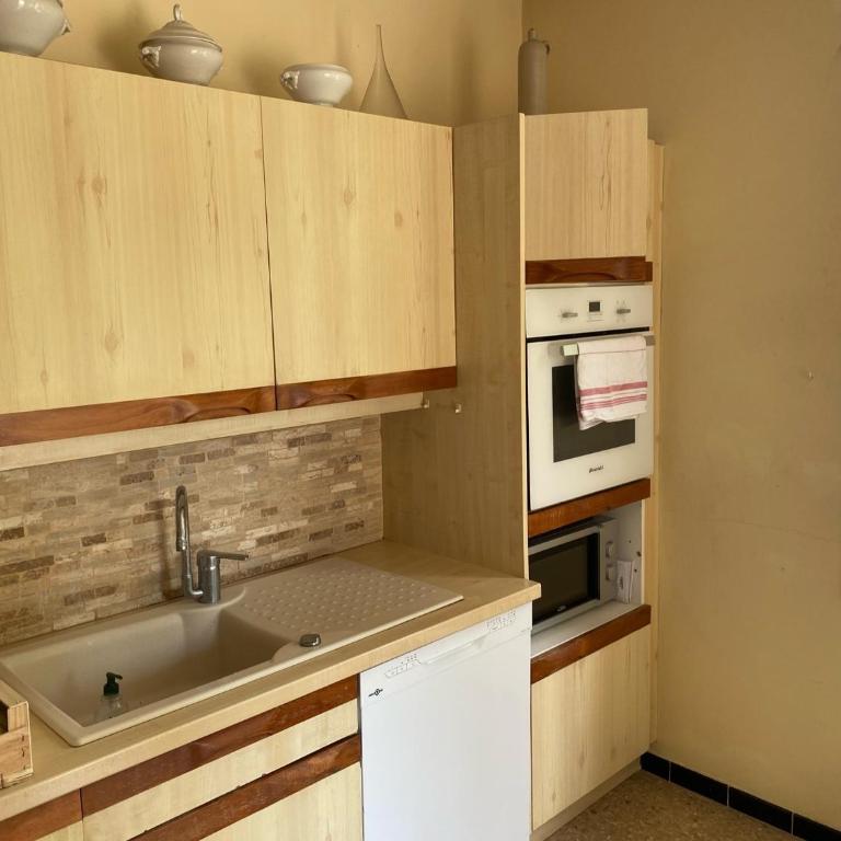 Villa 10 mins a pieds du centre de L Isle sur la Sorgue - Four-Bedroom Vacation Home - 18