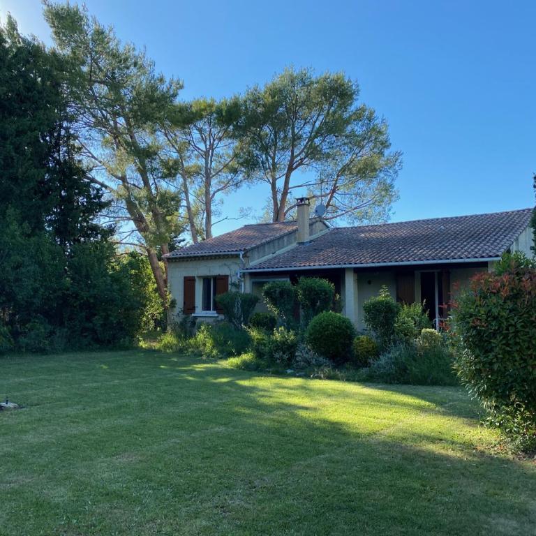 Villa 10 mins a pieds du centre de L Isle sur la Sorgue - Four-Bedroom Vacation Home - 12