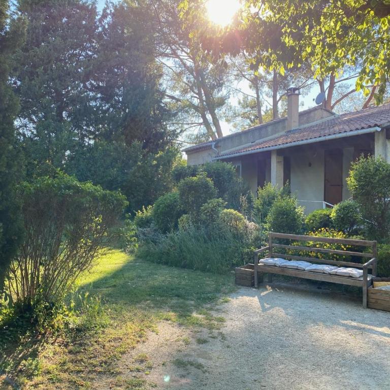Villa 10 mins a pieds du centre de L Isle sur la Sorgue - Four-Bedroom Vacation Home - 6