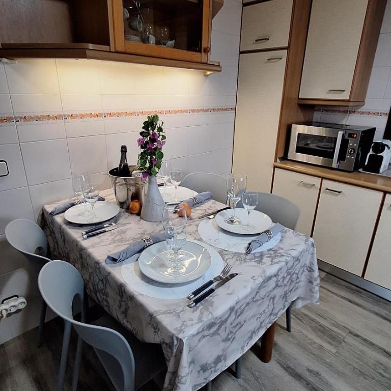 Casa fantástica en zona tranquila Un alojamiento para todos Nuestra casa es perfecta tanto para familias y amigos que buscan descanso, como para ciclistas que desean explorar la zona Para ciclistas ofrecemos un espacio seguro para guardar bicicle - Casa de 5 dormitorios - 21