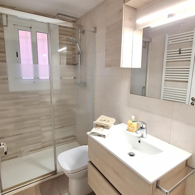 Casa fantástica en zona tranquila Un alojamiento para todos Nuestra casa es perfecta tanto para familias y amigos que buscan descanso, como para ciclistas que desean explorar la zona Para ciclistas ofrecemos un espacio seguro para guardar bicicle - Casa de 5 dormitorios - 26