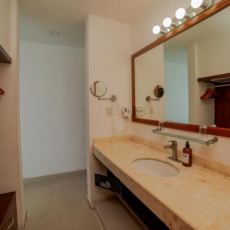Hotel Bahia Chac Chi - Deluxe Bay View with King bed - 8