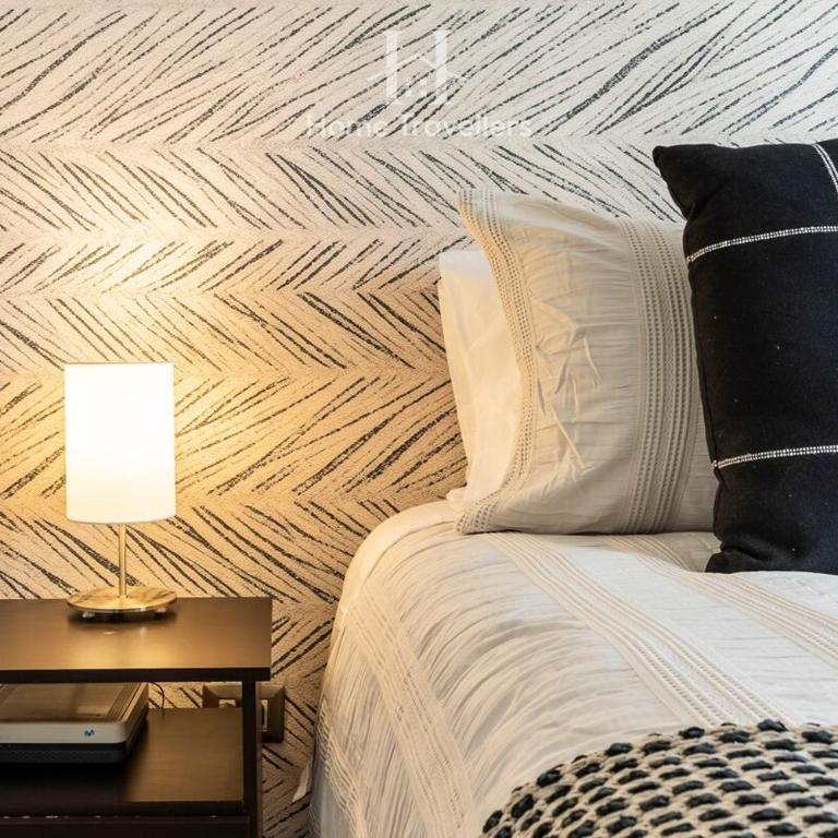 HT Amplio depto en Las Condes con estacionamiento - One-Bedroom Apartment - 50