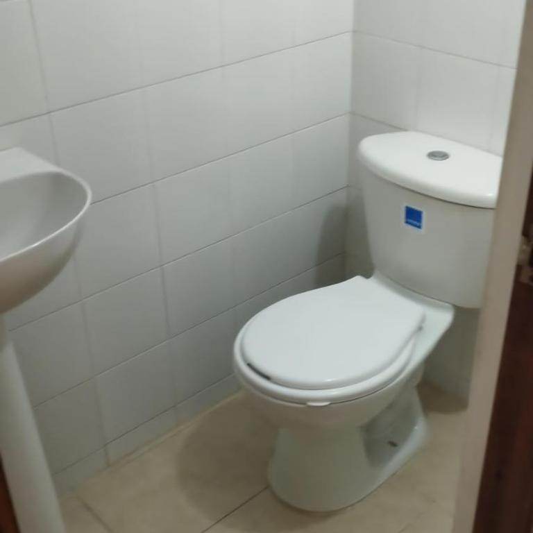 Casita entre árboles, casa de huéspedes céntrica y cómoda en San Fernando, Cali - Habitación Triple con baño privado - 3