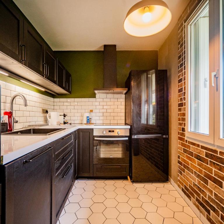 L'Industriel - Proche Hôpital - Parking - Balcon - Two-Bedroom Apartment - 5