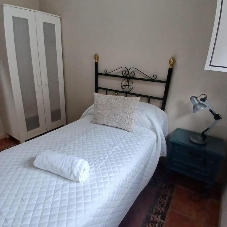 Budget and lovely rooms Macarena B - Three-Bedroom Standard Apartment - 19