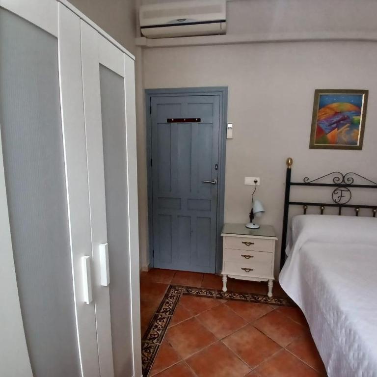 Budget and lovely rooms Macarena B - Three-Bedroom Standard Apartment - 12